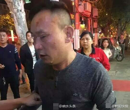 男子当街小便被老人喝斥 暴打老人