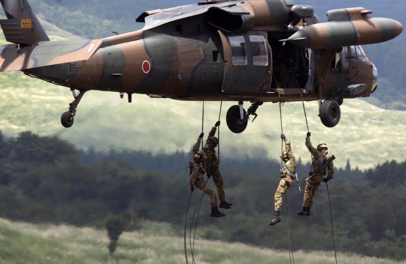 当地时间2016年8月25日，日本御殿场市(Gotemba)，日本陆上自卫队在富士山附近的Higashifuji军事训练基地进行军事演习。