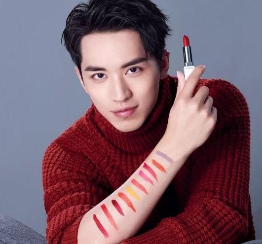 王俊凯都被拉来代言唇膏了,美妆界如今看清撩