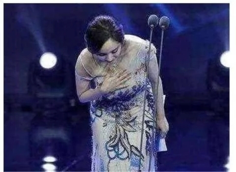 杨幂为啥总是用手捂胸?看到最后一张恍然大悟