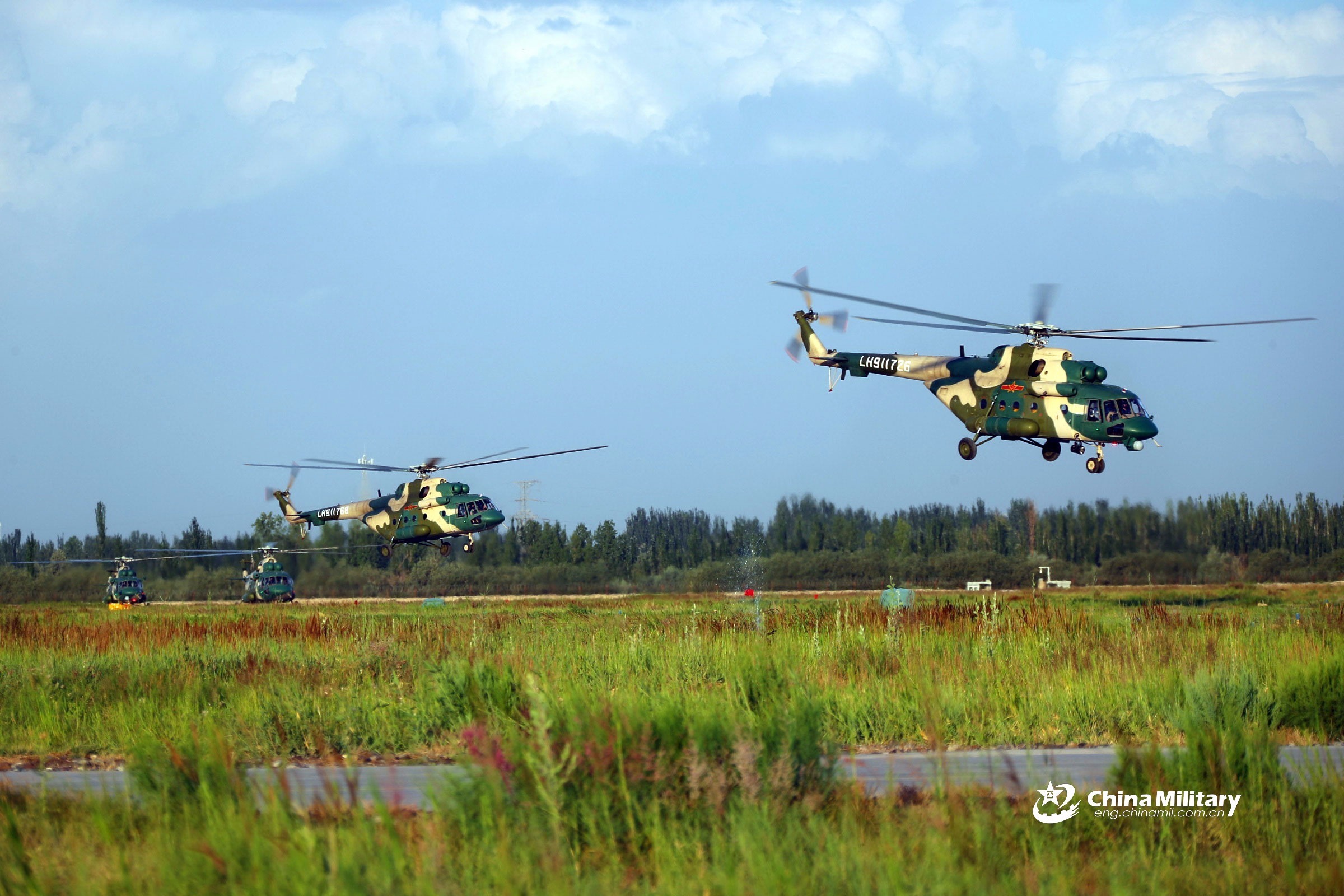 两架米-17运输直升机起飞，飞往位于塔克拉玛干沙漠的训练区域。