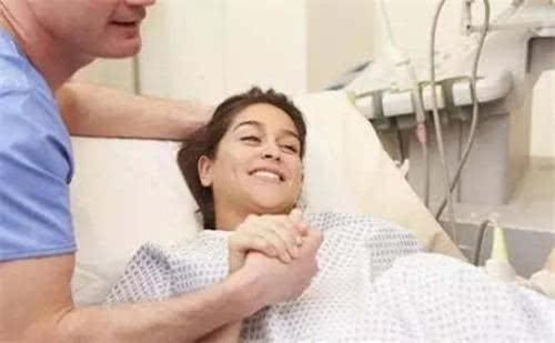 生娃时宫口开得慢,产妇太受罪,产房里3种方法