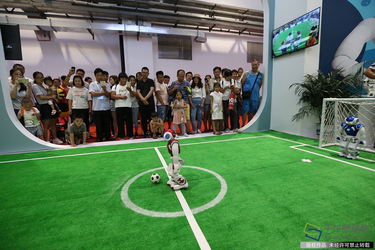 “机”动时刻|演奏、踢球、冲咖啡……这些事儿机器人都能干