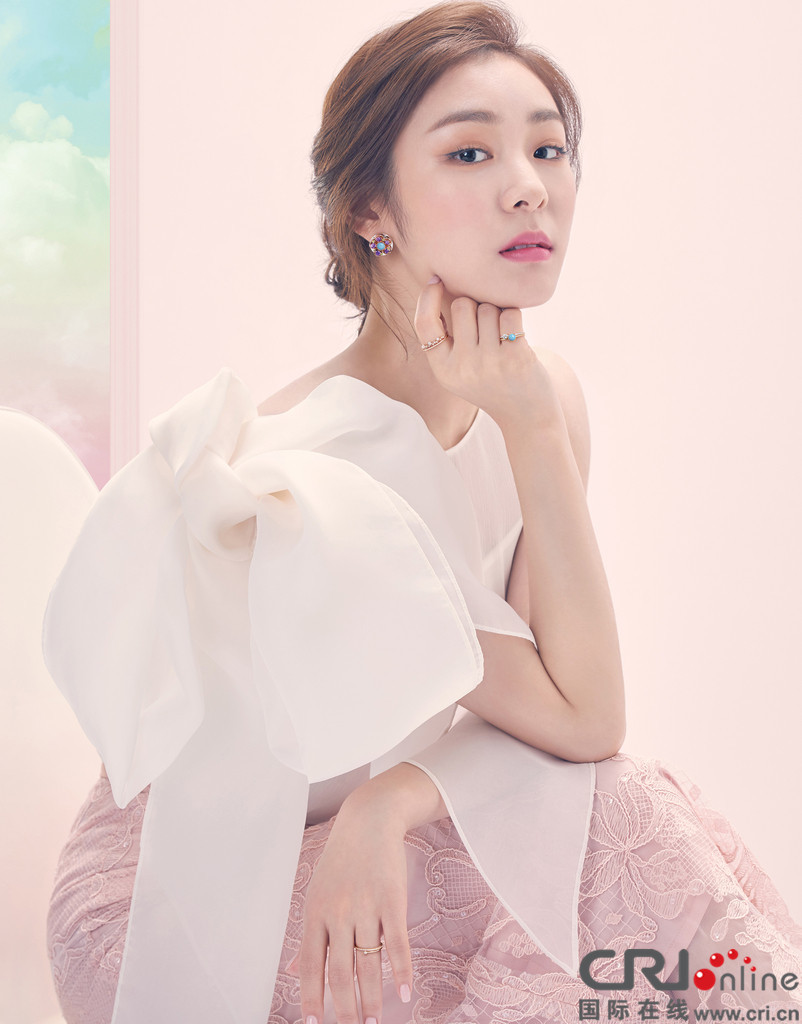 "花滑女王"金妍儿最新写真曝光 气质淡雅