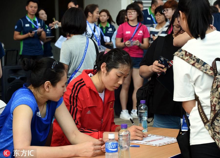 中国女排姑娘香港签名会人气爆棚 朱婷、丁霞