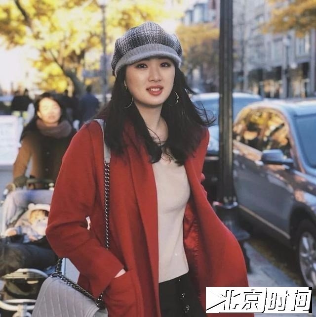 她是华为集团总裁任正非的女儿，但跟着母亲也就是任正非的第二任妻子姓。姚安娜出生于云南昆明，在上海中学国际部念完高中，后被哈佛大学录取。