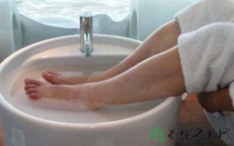 脚被烫伤怎么处理好得快