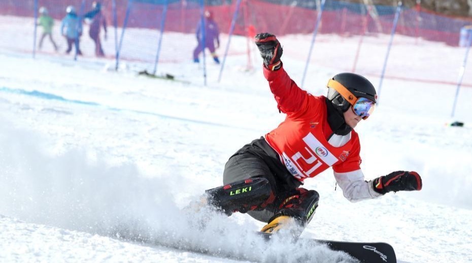 2月24日，2018-2019国际雪联单板滑雪平行项目世界杯在河北省张家口市崇礼区云顶滑雪公园展开平行回转项目的争夺。经过激烈角逐，中国女子选手宫乃莹摘金为中国队实现该项目突破。此次世界杯比赛吸引了来自12个国家的91位顶尖运动员参赛，其中不乏冬奥会奖牌得主和世锦赛冠军。图为中国选手宫乃莹在比赛中，最终她获得女子组冠军。 武殿森 摄