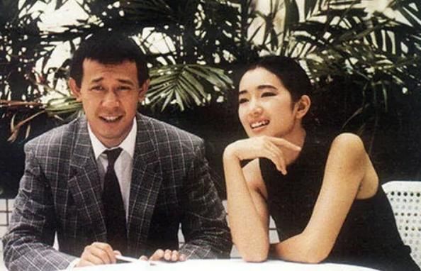 别老吹林青霞美了!她和巩俐同框脸大气质差,被