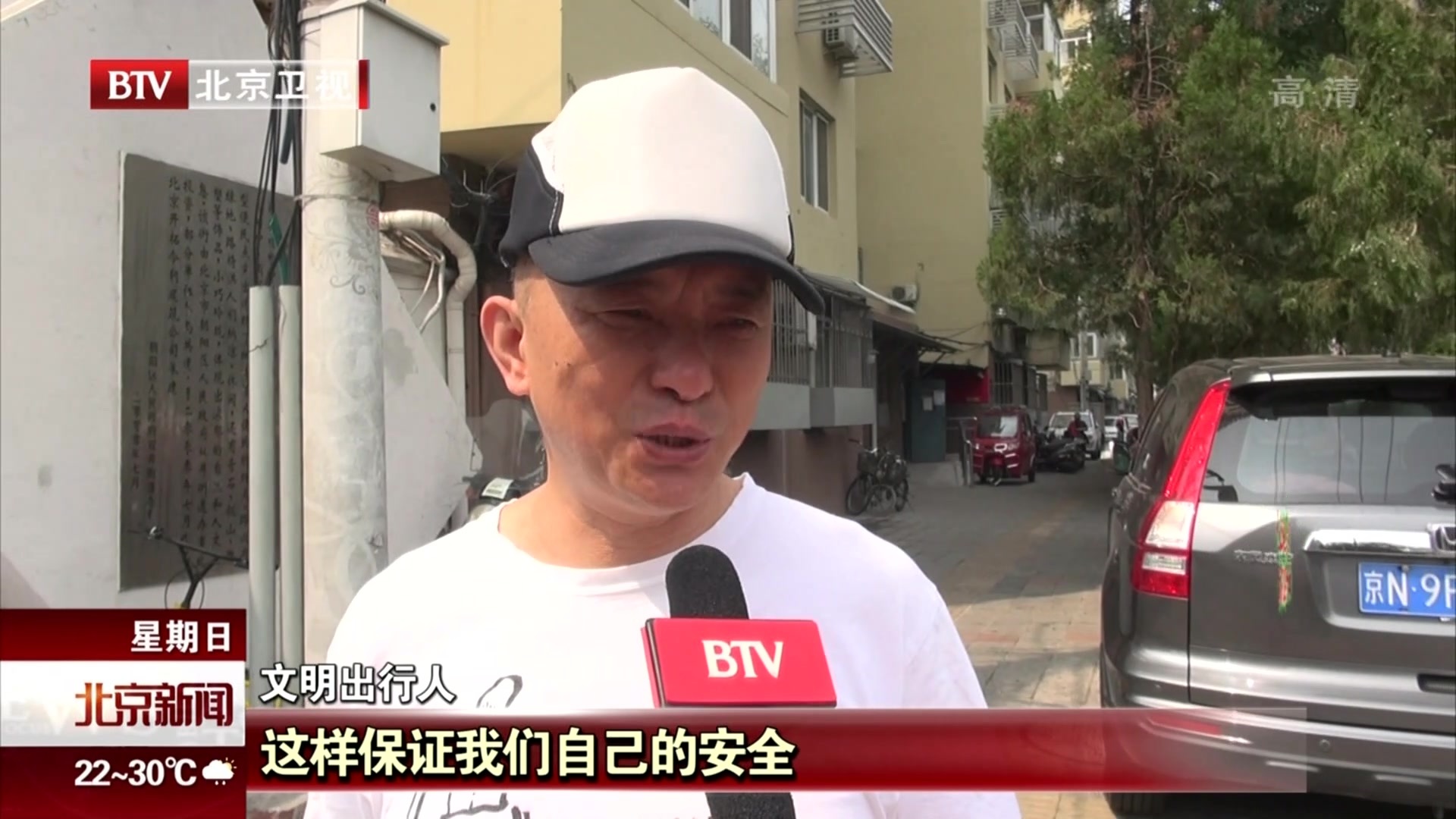 骄阳下坚持守法 烈日里传递文明 骄阳下坚持守法 烈日里传递文明