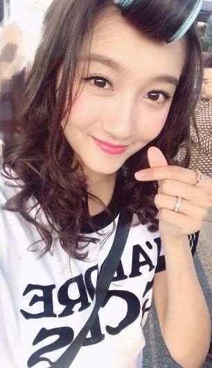 迪丽热巴关晓彤同穿蛋糕裙,一个美如少女一个