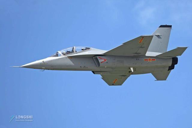 图为中国l15高级教练机