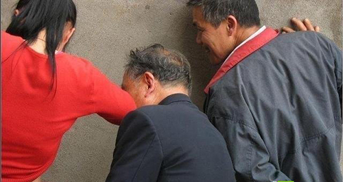 摸一次一块 20余老汉轮流上阵