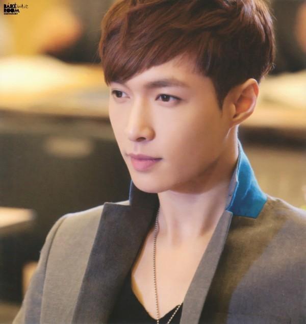 张艺兴模仿鹿晗关晓彤发微博,这是要恋爱的节