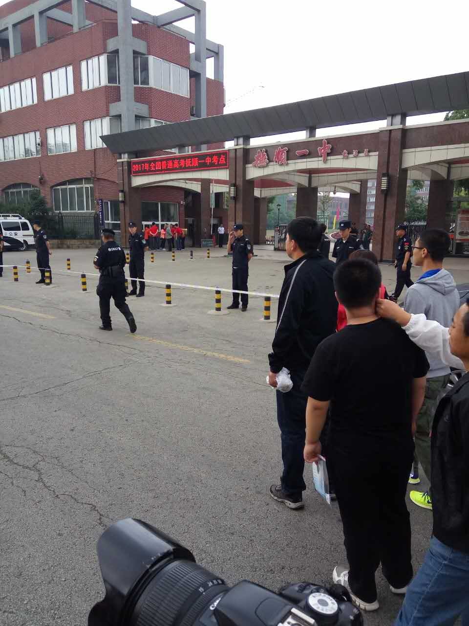 快讯|高考第一天执勤警察到岗 考场外秩序井然
