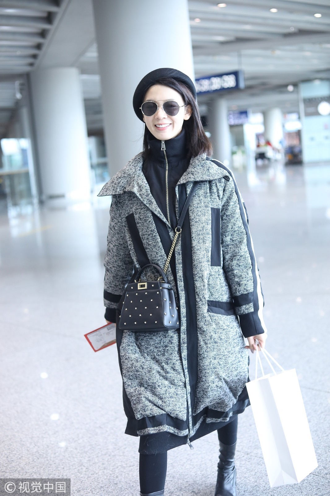 陈瑶裹长大衣配皮靴认真过冬 露齿笑可爱迷人少女气满分