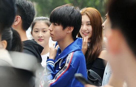 Tfboys卸妆后,王俊凯全是痘印,王源老气,只有他