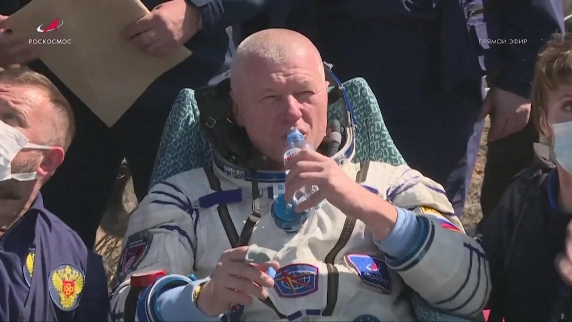 俄罗斯飞船载3名宇航员返回地球 俄罗斯飞船载3名宇航员返回地球