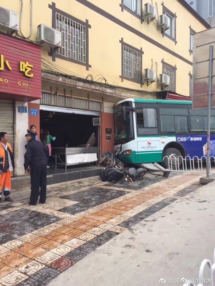 据目击者称，这两公交车在行驶过程中，就突然撞倒路边的一家店铺，车头卡在了店铺门口。