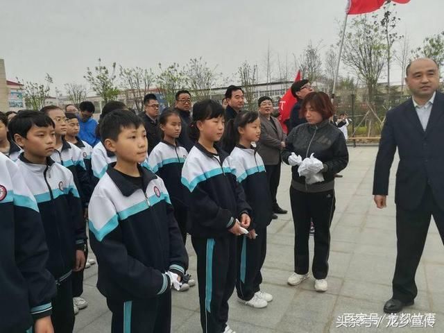 濮阳县一中学生代表参加濮阳市烈士陵园扫墓活