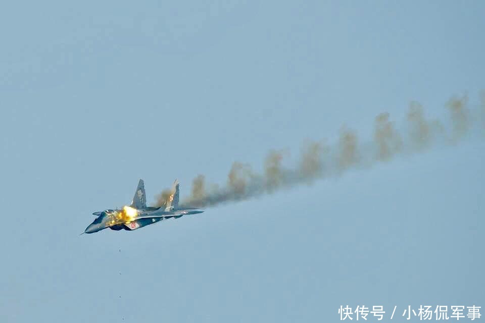 米格-29战斗机再秀独门绝活:空中开炮场面犹如