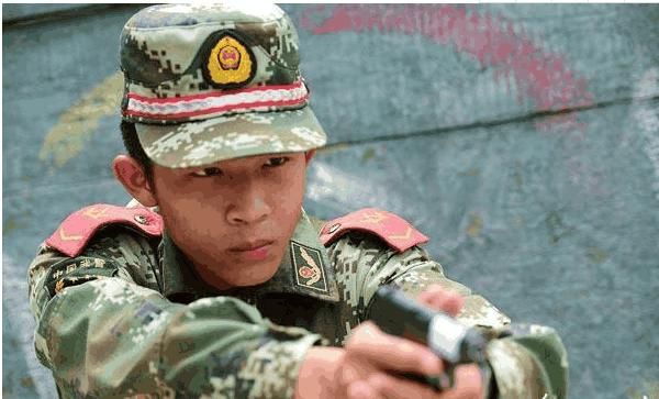 解读:武警常服上的红色肩章是什么意思?这类