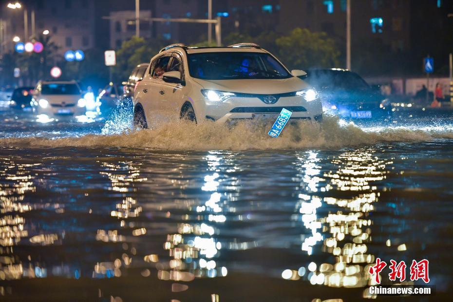 下午5点至6点时,高潮已达1.87米,积存的雨水无法通过排洪沟流入大海,致使内涝严重。