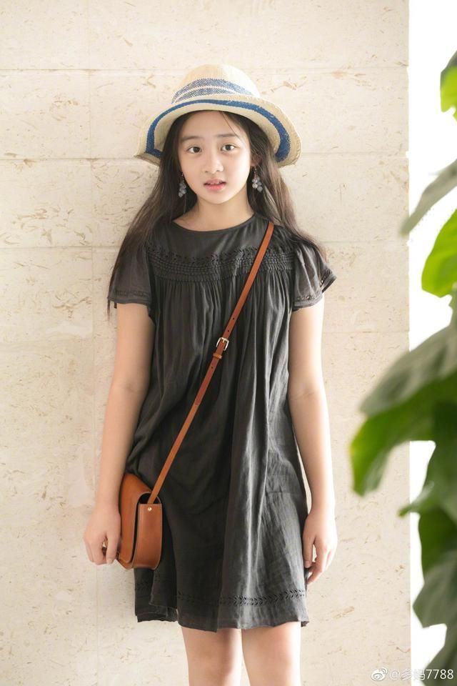 任达华13岁女儿,黄磊12岁女儿,只差一岁近照像