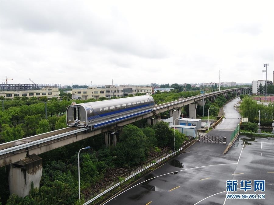 6月21日,时速600公里高速磁浮试验样车在磁浮试验线上试跑(无人机照片)。 当日,由中车青岛四方机车车辆股份有限公司研制的时速600公里高速磁浮试验样车在磁浮试验线上成功试跑,标志着我国高速磁浮交通系统研发取得重要新突破。