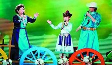 曾登上春晚舞台一曲成名,和乌日娜是亲戚关系