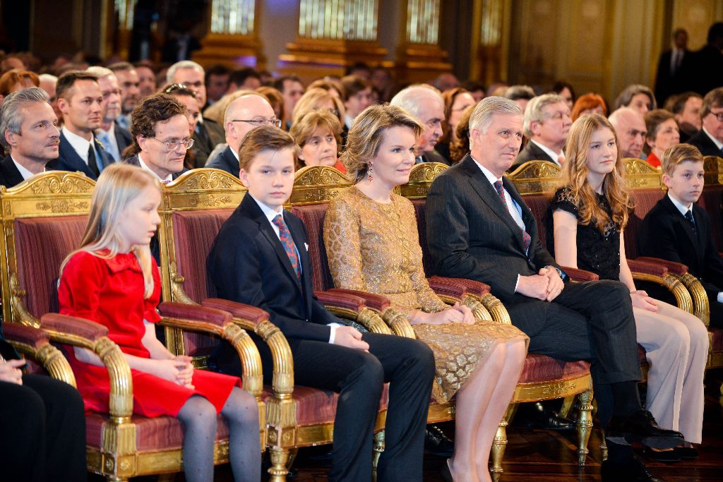 比利时皇室成员出席音乐会,其中最惹眼的就是两位小公主!