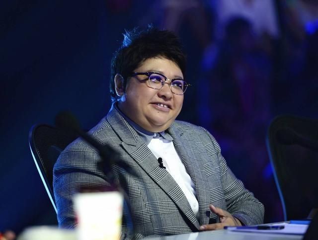 韩红至今单身,可儿子已经19岁了,她终于晒出儿子的近照