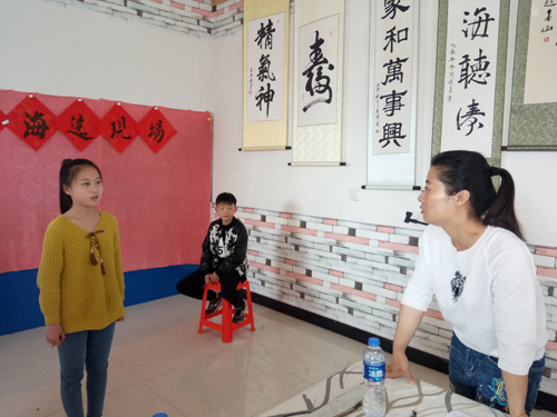 在《俺娘苏春草》剧中出演女一号的张伟红老师在面试孩子们的过程中并