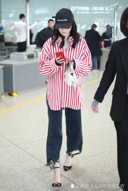 杨幂给5个脚趾头那里戴了1个戒指,你怎么这