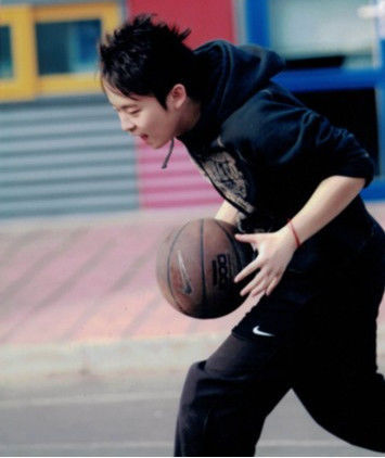 自小就喜爱各种球类运动,但特别感谢篮球,小时候的董子健特别胖,就是