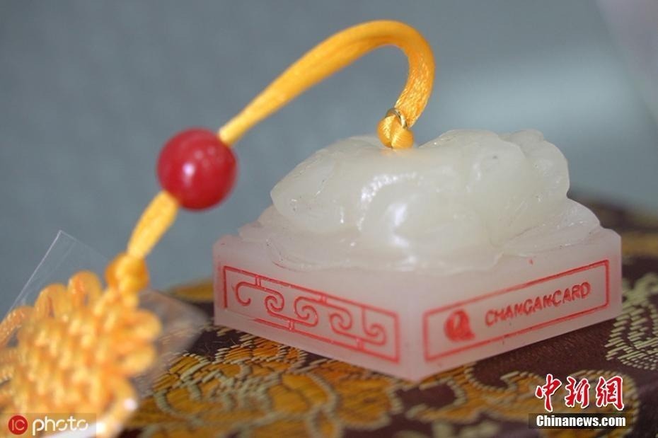 近期，西安推出玉玺形状的长安通卡，市民可用它乘公交地铁。据介绍，玉玺卡是长安通与陕西历史博物馆推出的文创产品，以西汉皇后之玺为原型缩小比例打造，可在全国200多个城市使用。26日，交通卡一天卖出近万张，库存已经售罄。目前只能通过长安通微店预订购买。