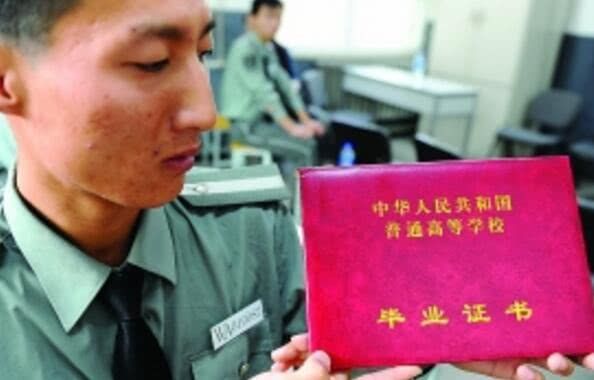 小伙北大做保安被外国人嘲笑,通过自学北大毕