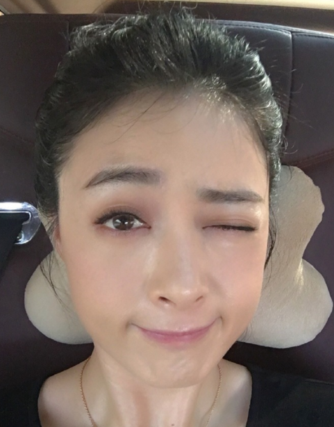 有颜任性！蒋欣晒鬼脸自拍照满面油光抢镜