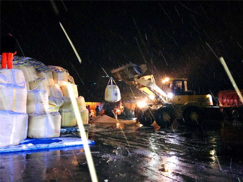 河南交通投资集团实业公司浴雪奋战 确保畅通