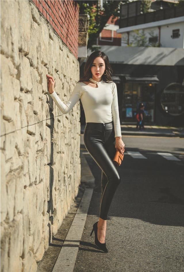 黑色紧身皮裤美女,身姿曼妙,气质出众!