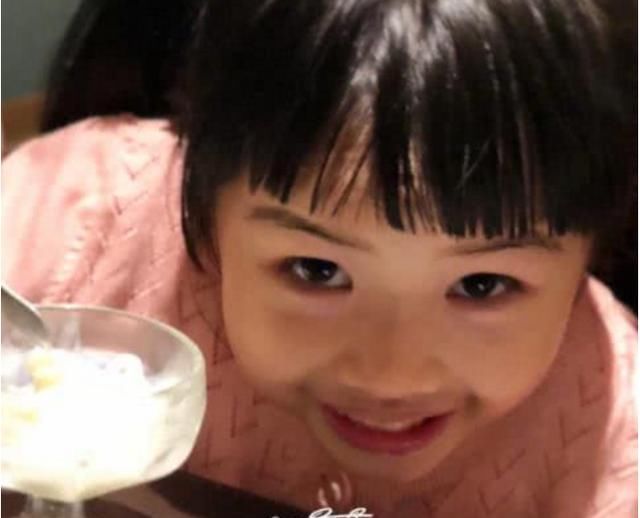 朱茵女儿黄莺近照曝光,舍不得离开妈妈眼睛哭