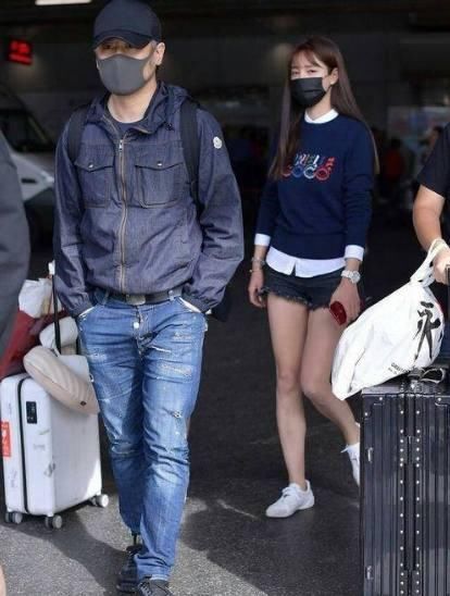 吴秀波机场偶遇沈梦辰保持距离,网友:智慧的大叔!