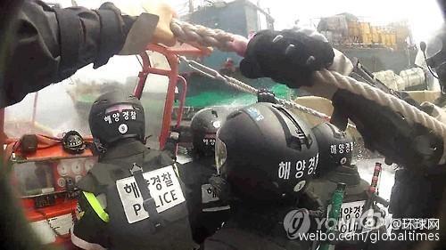 报道称,韩国海警虽对涉事中国渔船展开通缉,但该渔船很可能已到达中方海域,若没有中方配合,无法抓捕。