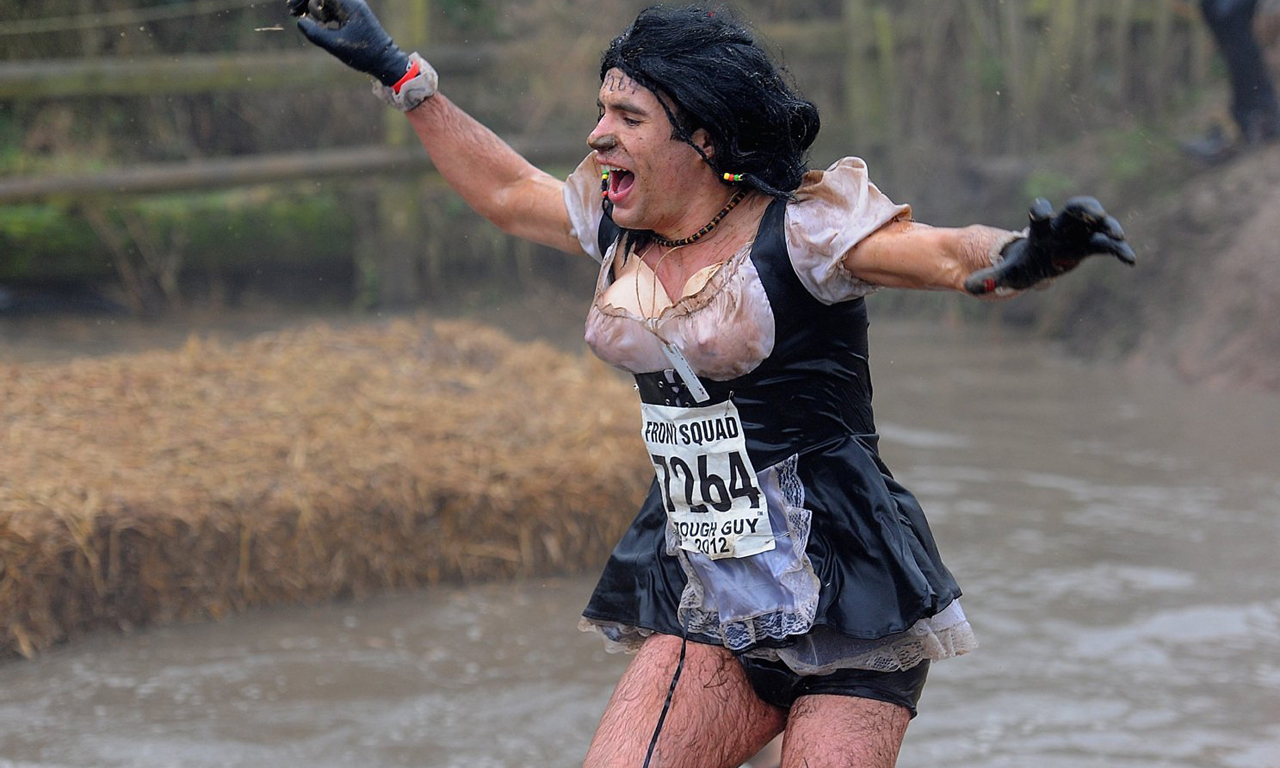 在比赛的过程中，你需要通过3到4英里的泥泞路线，同时要越过超过12个难以想象的障碍。图为造型各异的参赛选手。