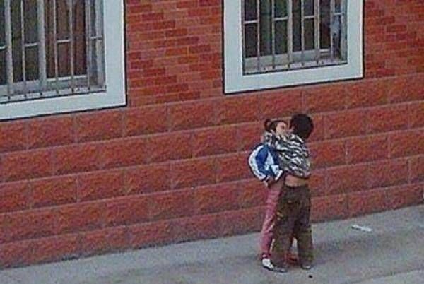 夫妻床上亲热被5岁儿子撞见,妻子随后说的一句