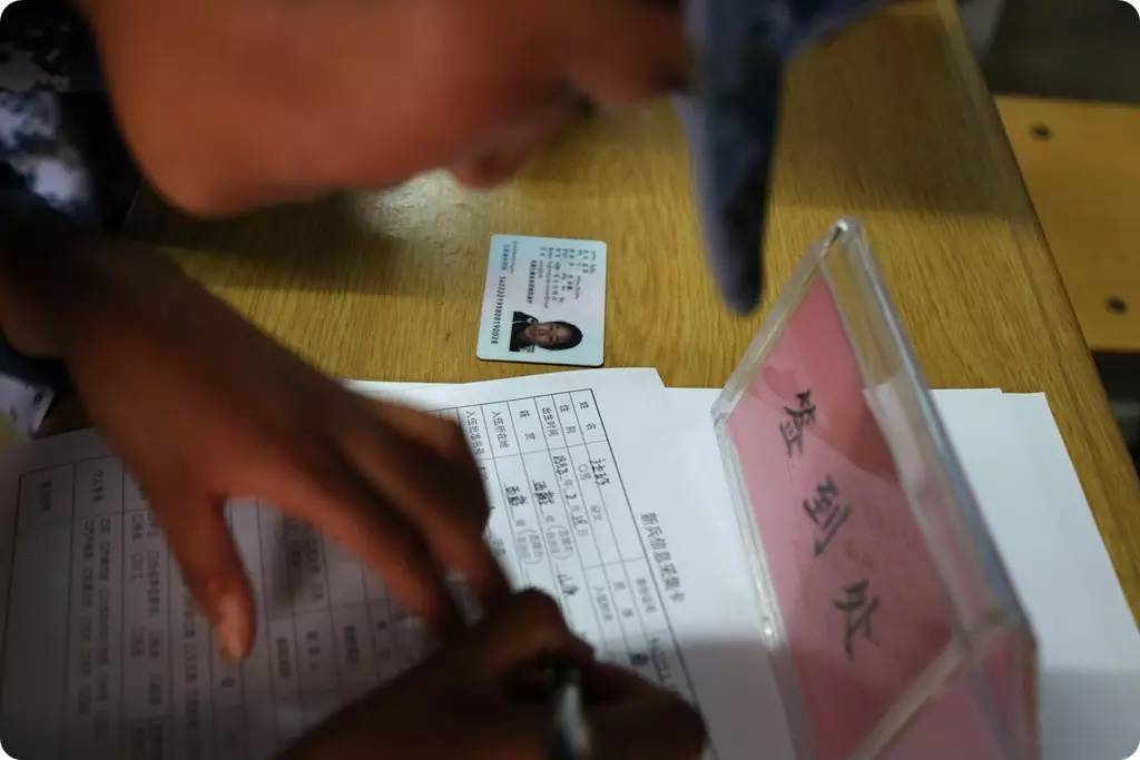 她们每天都在忙什么？日常能化妆吗？和男兵一样训练吗？这半个月变样了吗？