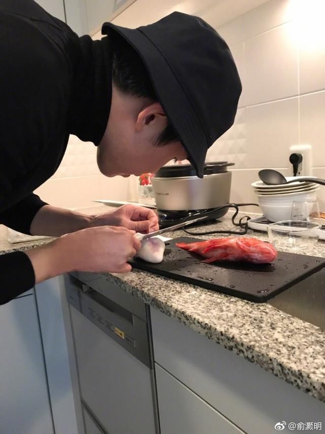俞灏明下厨做美食,这道菜火了!网友:会做饭的男人好有魅力