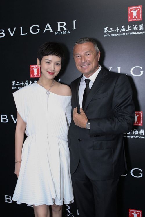 李晓峰亮相意大利电影周红毯 露肩白裙惊艳四座