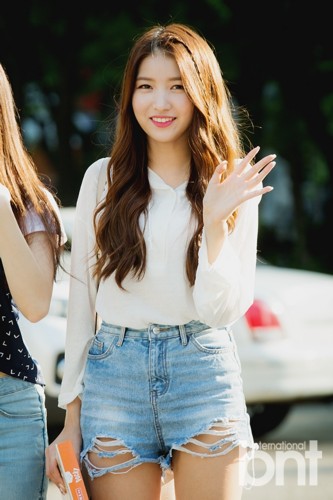 新浪娱乐讯 4日上午,韩国组合gfriend等前往首尔汝矣