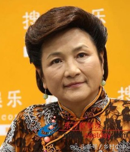 71岁潘迎紫和70岁郑佩佩同框,满屏尽是尴尬,相差一岁竟完败